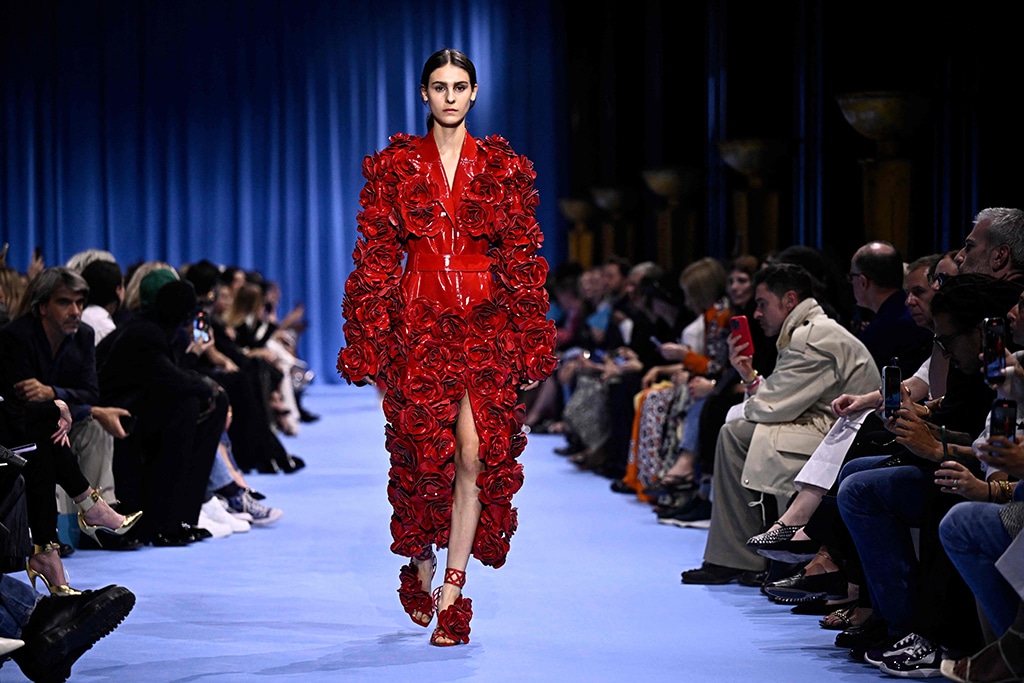 Balmain se recupera con estilo brillante y florido del robo en París