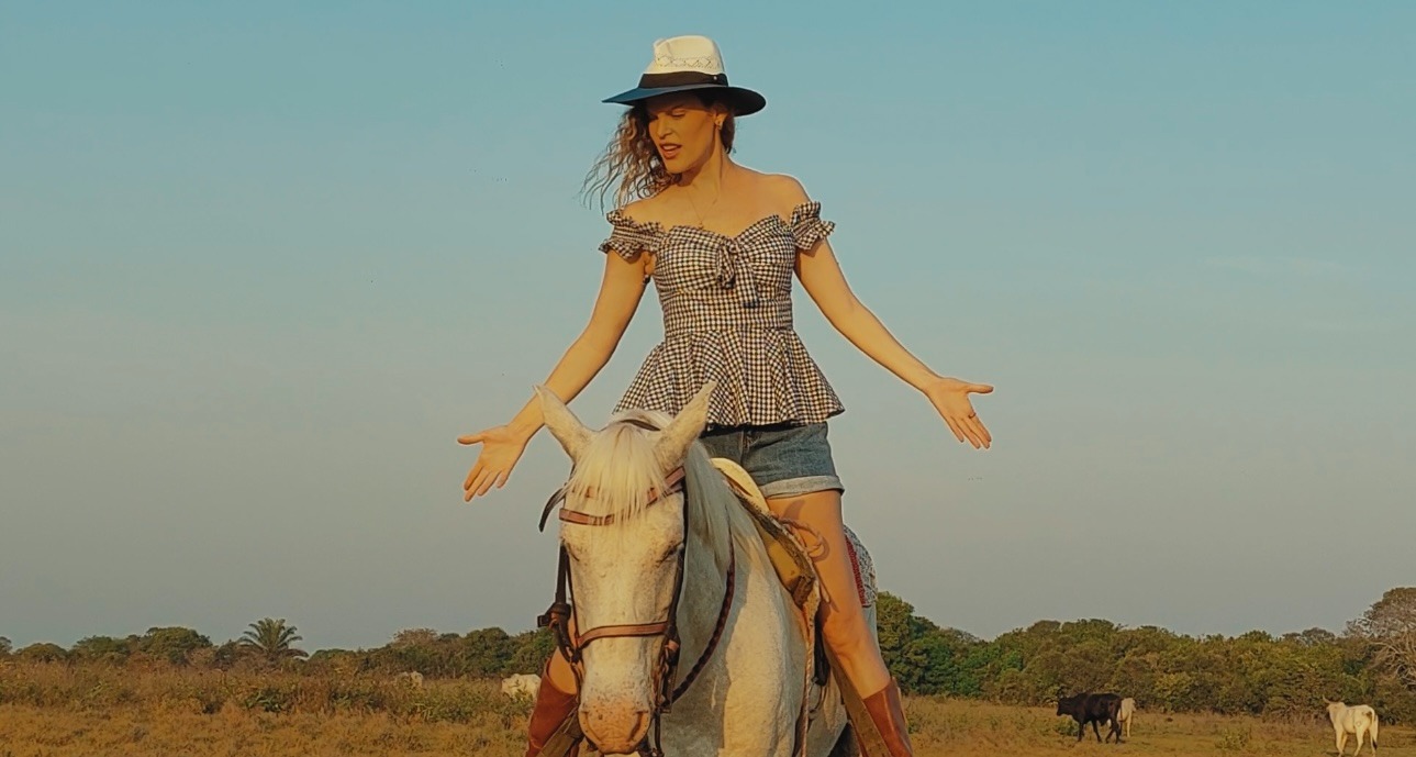 “VOZ” UN BELLO TEMA  DE ANABELLA MONDI