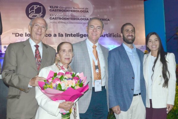 La Dra. Gergette Daoud de Daoud dicta magistral conferencia