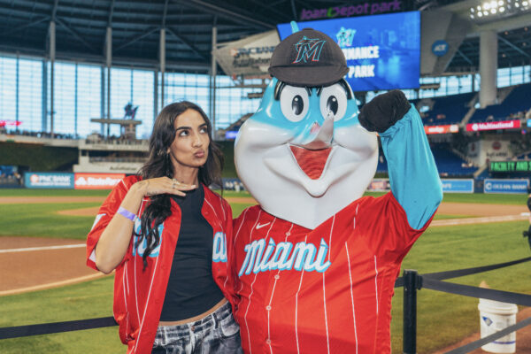 Venezolana Manu Manzo deslumbra en Juego de los Miami Marlins
