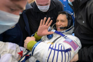 El astronauta de la NASA Frank Rubio. ﻿Regresa sano y salvo a la Tierra
