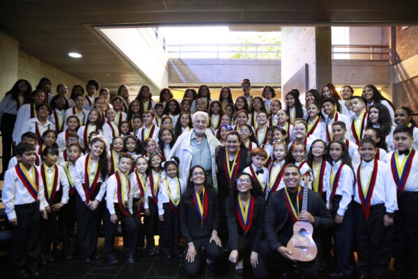 EL SISTEMA RECIBIÓ AL MAESTRO ESPAÑOL PLÁCIDO DOMINGO CON UNA MUESTRA MUSICAL