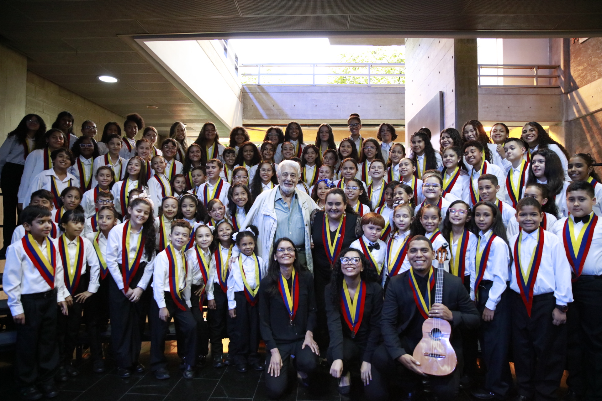 EL SISTEMA RECIBIÓ AL MAESTRO ESPAÑOL PLÁCIDO DOMINGO CON UNA MUESTRA MUSICAL