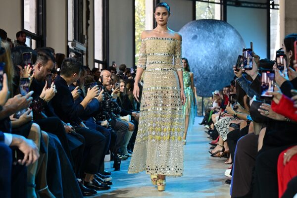 Elie Saab muestra la colección prêt-à-porter Primavera 2024 en la Semana de la Moda de París