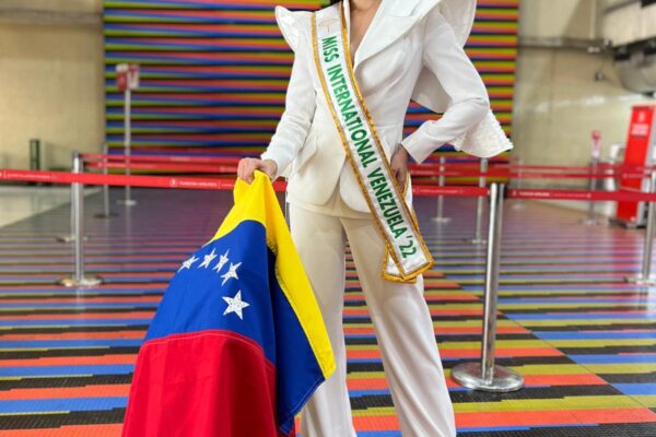 Andrea Rubio lista para representar a Venezuela en el Miss International  y ya está en Japón