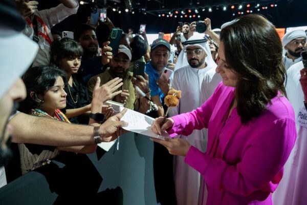 La estrella de Bollywood Kareena Kapoor Khan habla sobre el aumento de peso, la talla cero y el embarazo en la Feria Internacional del Libro de Sharjah, Emiratos Árabes Unidos