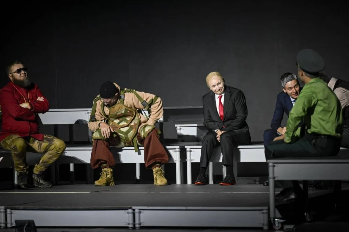 Una obra satírica muy aclamada sobre el presidente Vladimir Putin y sus aliados frente a un tribunal de crímenes de guerra está causando sensación en Bulgaria.