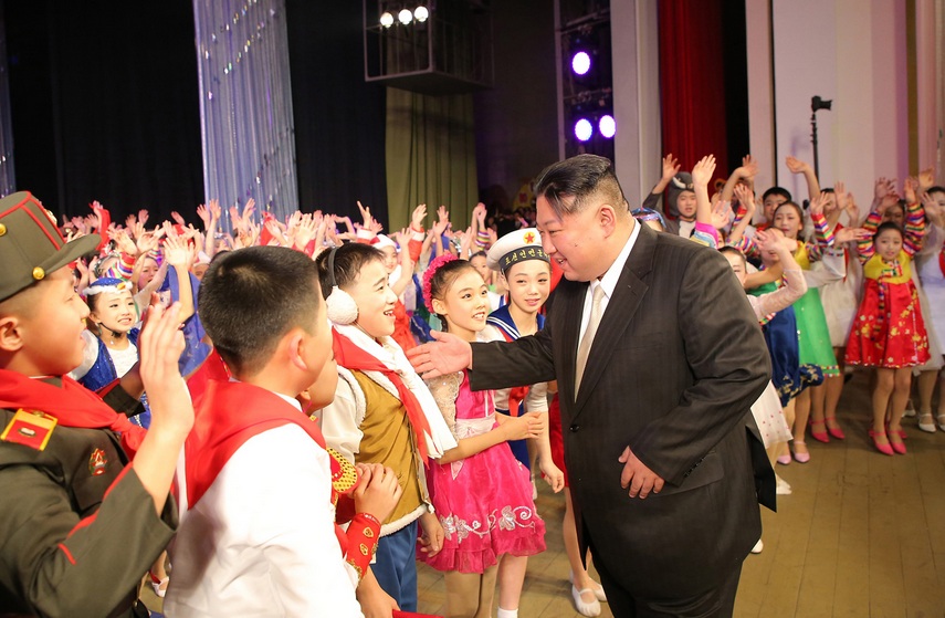 Estimado compañero Kim Jong Un presencia función de escolares y niños por Año Nuevo
