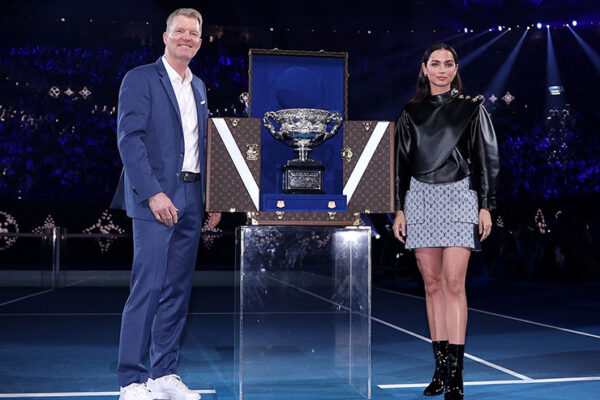 Ana De Armas y Jim Courier presentan al icónico Norman Brookes Trofeo de la Challenge Cup del Abierto de Australia en su baúl del Trofeo Louis Vuitton en la final masculina
