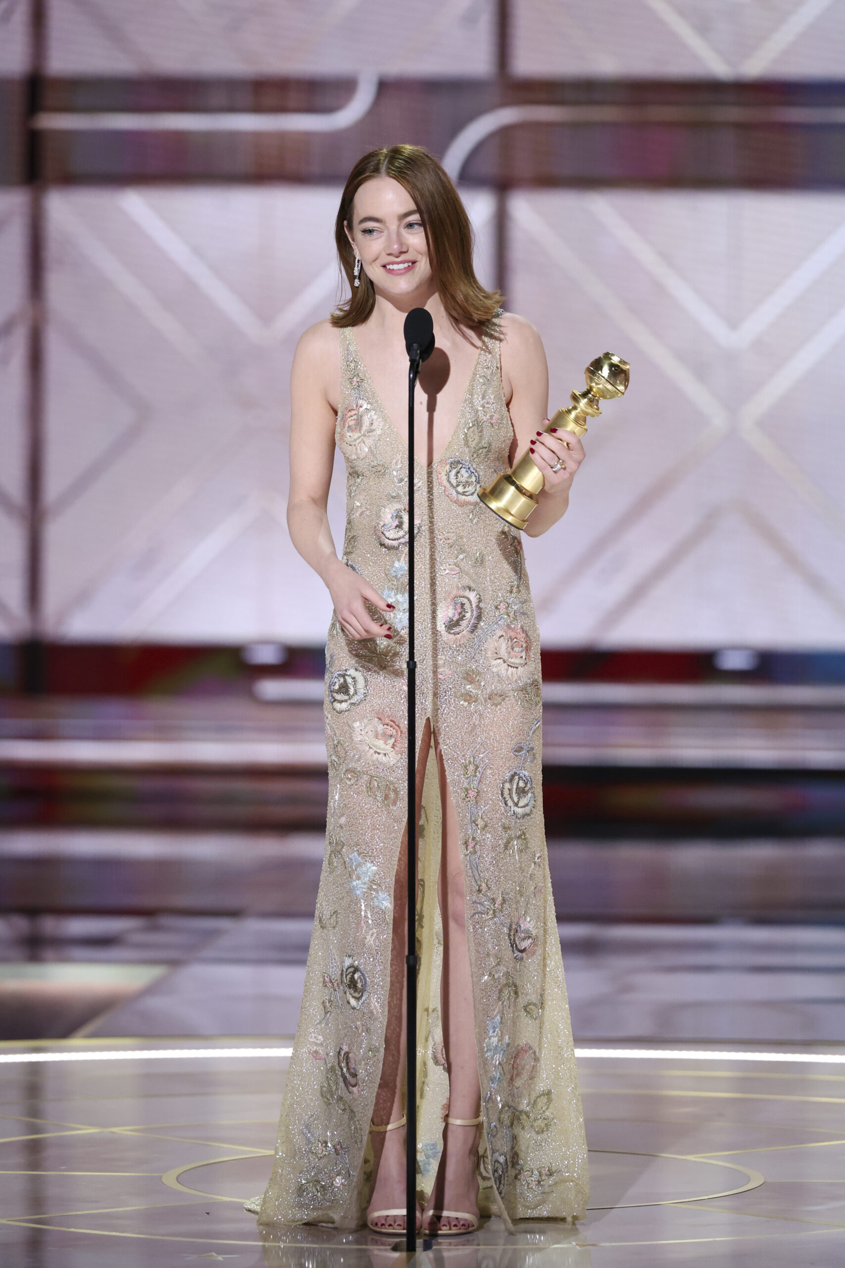 EMMA STONE VISTE DE LOUIS VUITTON EN LOS PREMIOS GOLDEN GLOBE 2024