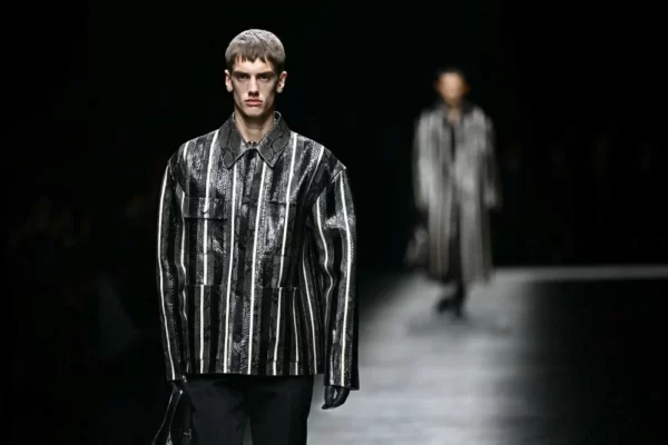 El diseñador de Gucci Sabato de Sarno combina elegancia y fantasía en el debut masculino en Milán