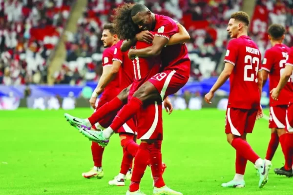 Afif mete a Qatar en octavos de final
