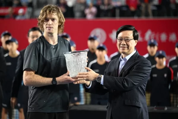 Rublev conquista el título en Hong Kong