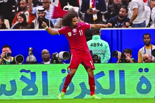 Afif y Almoez brillan en el campo y Qatar le gana al Líbano 3-0