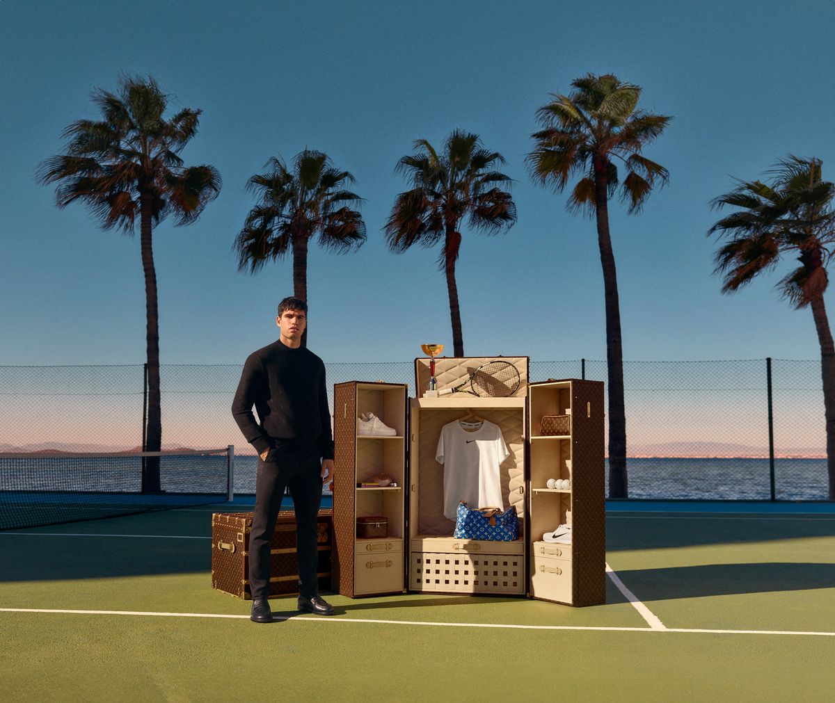 LOUIS VUITTON PRESENTA UN NUEVO MALLE VESTIAIRE, UN BAÚL DE ARMARIO CREADO EN COLABORACIÓN CON EL EMBAJADOR DE LA CASA Y CAMPEÓN DE TENIS, CARLOS ALCARAZ