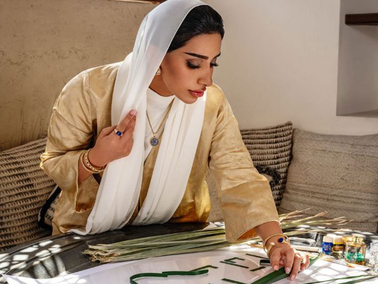 La revelación de Van Cleef & Arpels sobre el Ramadán: colaboración con la artista de caligrafía emiratí Fátima Alketbi