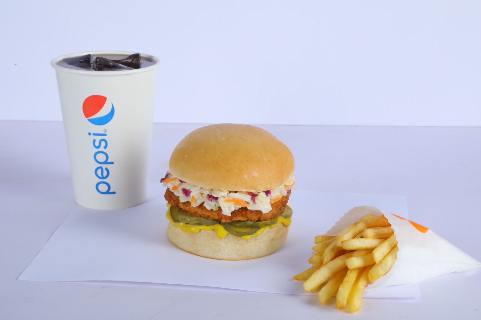 Arturo’s presenta su hamburguesa de pollo y regala 300 unidades como parte de su lanzamiento