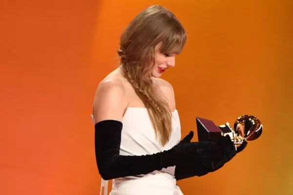 Taylor Swift gana el cuarto Grammy al mejor álbum en una gala repleta de estrellas