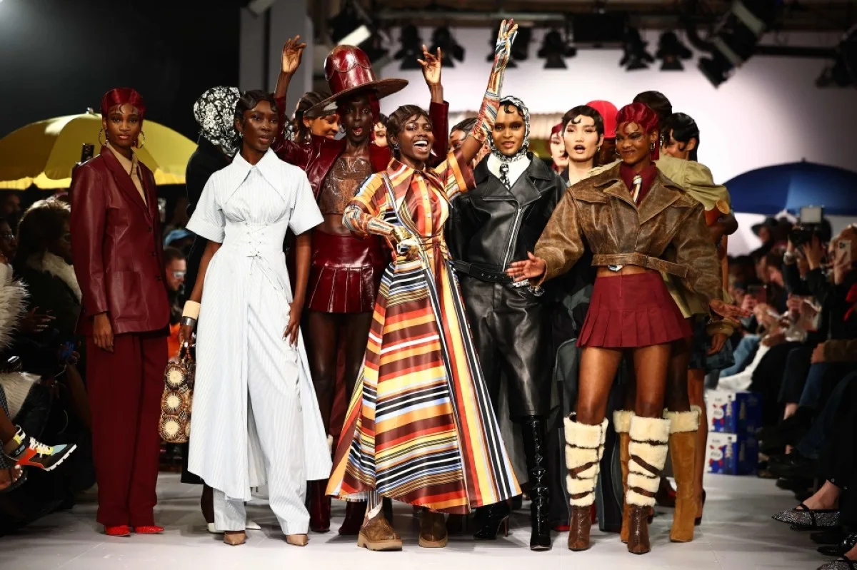 La Semana de la Moda de Londres mezcla tweed y efecto 2000 en medio del pesimismo económico