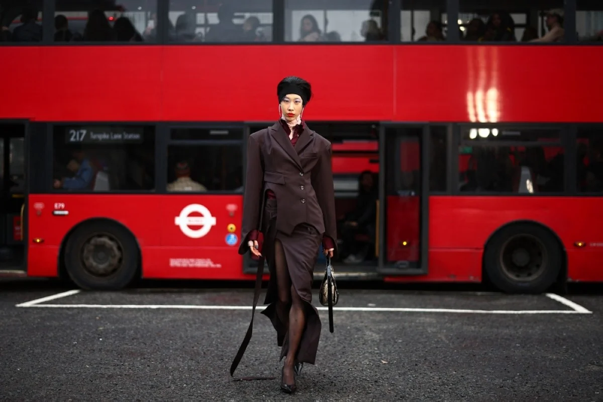 Los lazos familiares y la vida urbana unen estilo a la Semana de la Moda de Londres