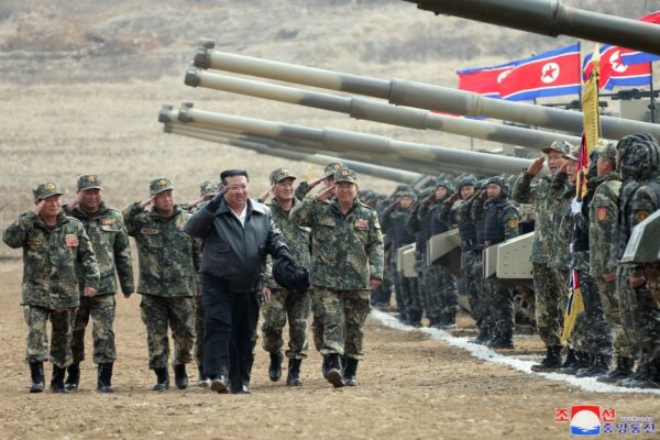 Estimado compañero Kim Jong Un dirige la competición de entrenamiento entre las grandes unidades combinadas de tanques del EPC