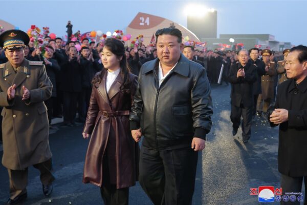 Estimado compañero Kim Jong Un participa en la ceremonia inaugural del Complejo Invernadero de Kangdong