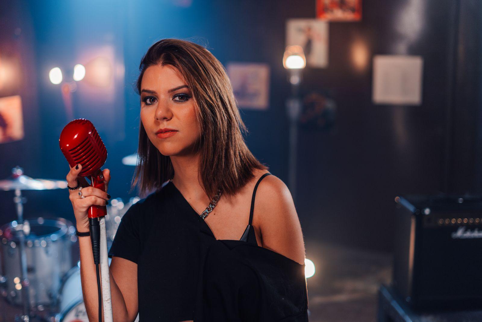 Cori Adrianza presenta su nuevo sencillo para hablar de “La niña perfecta”