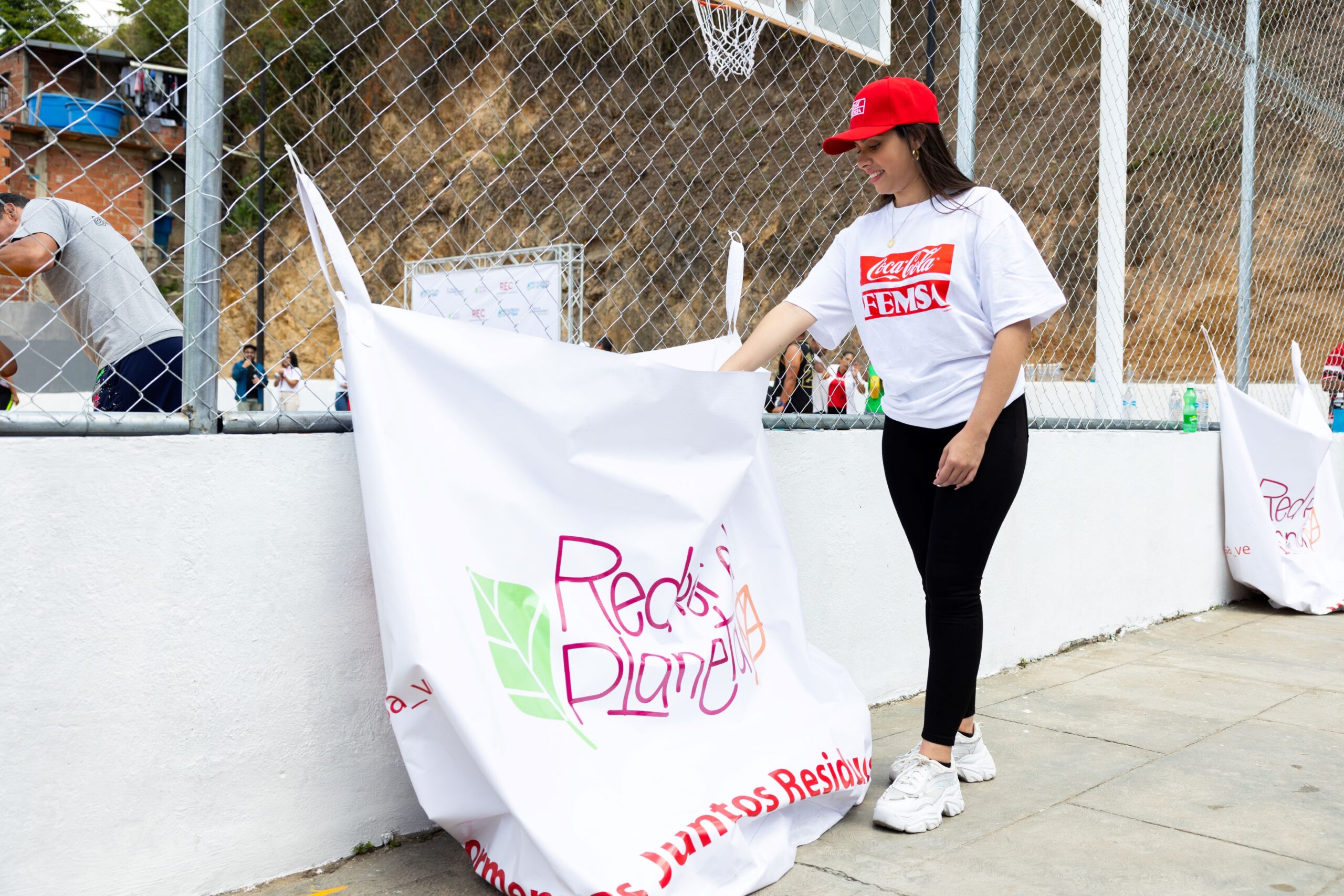 Coca-Cola FEMSA de Venezuela reinaugura cancha  de usos múltiples en la parroquia Filas de Mariche