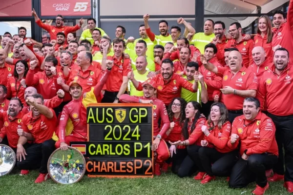 Sainz gana el GP de Australia con Ferrari 1-2 y Verstappen no logra terminar