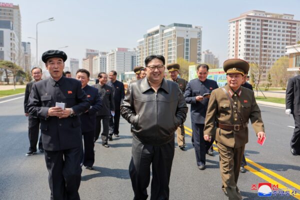 Estimado compañero Kim Jong Un dirige el campo de construcción de viviendas de zona de Hwasong en vísperas de conclusión