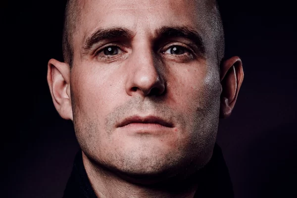 ED HUGHES, EL ACTOR QUE CONQUISTA LA PANTALLA LATINOAMERICANA E INGLESA