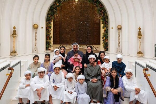 El presidente de los Emiratos Árabes Unidos comparte una foto familiar en Eid Al Fitr