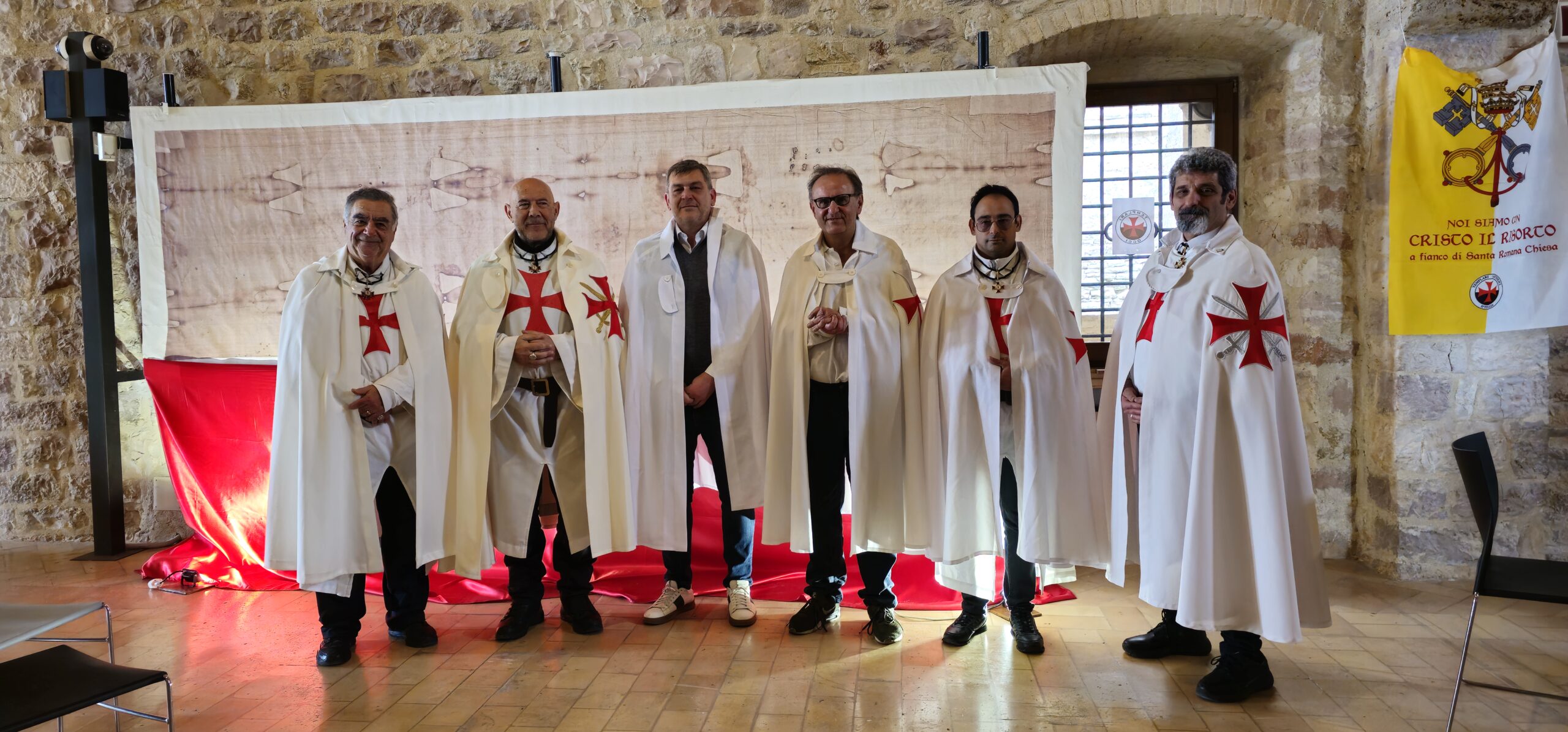 Después de 700 años, Los Templarios regresan a Asís y llevan la Sábana Santa de Turín en exposición por primera vez.