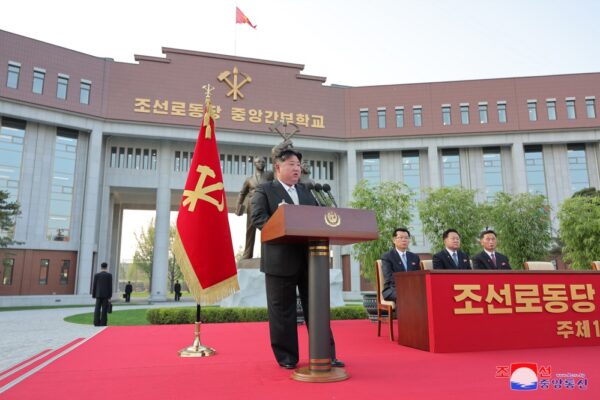 Supremo centro de formación de cuadros del Partido de la nueva época que garantiza la sucesión y el desarrollo incesantes de la causa revolucionaria del Juche