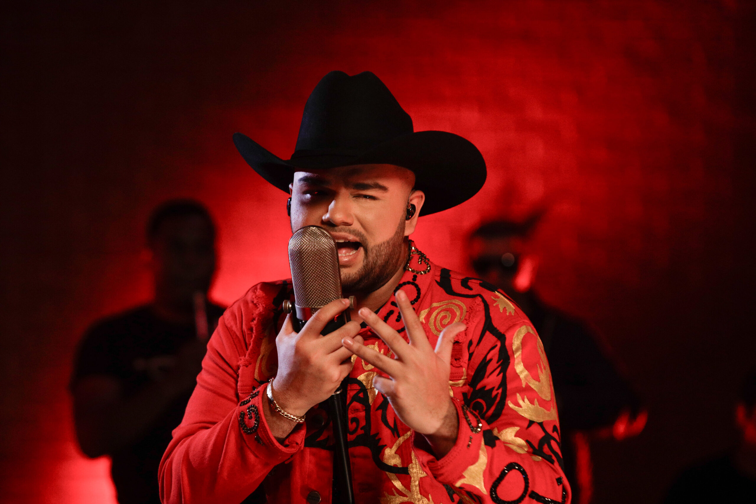 Gio Fernández lanza impecable versión de “Caballo viejo”