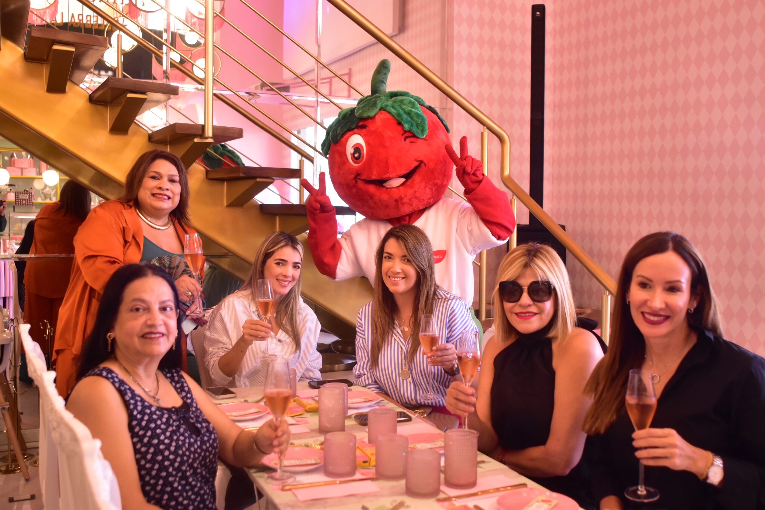 ALIMENTOS LA GIRALDA CELEBRA A LAS MAMÁS MEMORABLES