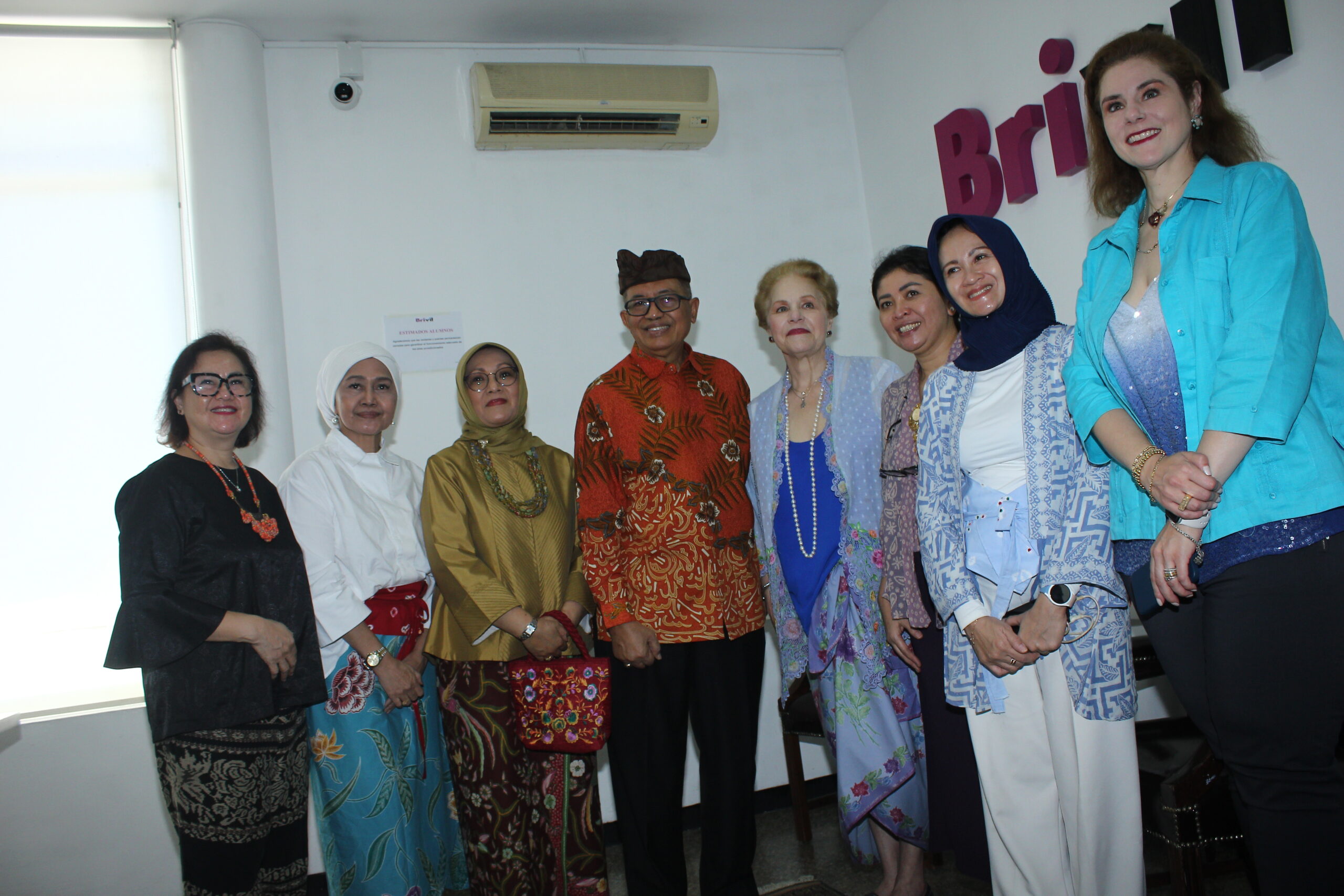 La afamada diseñadora Indah Darry dictó taller de Batik en el Instituto de Diseño Brivil