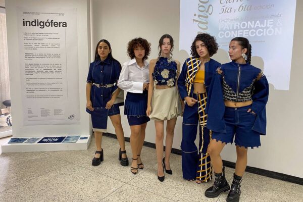 INDIGÓFERA: CON DESAFIANTES PRENDAS TRANSFORMABLES EN DENIM, EGRESA UN NUEVO GRUPO DE LA CERTIFICACIÓN DE PATRONAJE Y CONFECCIÓN DE LA ACADEMIA DE MODA UCAB