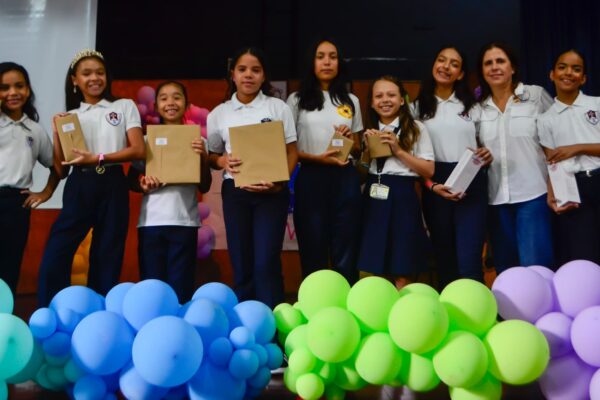 DESBORDE DE TALENTO EN EL  PRIMER FESTIVAL DE LA VOZ PARROQUIAL 2024
