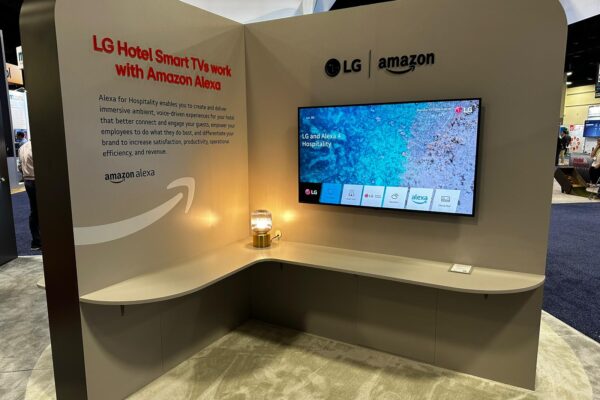 LG Business Solutions USA presentó su próxima generación de LG CLOi ServeBot