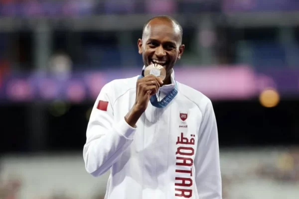 Emir de Qatar  felicita al campeón olímpico Mutaz Barshim por ganar el bronce en salto de altura en los Juegos Olímpicos de París