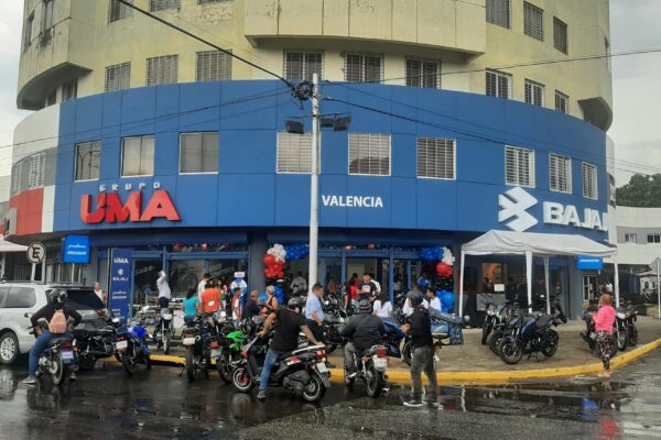 Motos Bajaj inaugura su primera tienda en Valencia