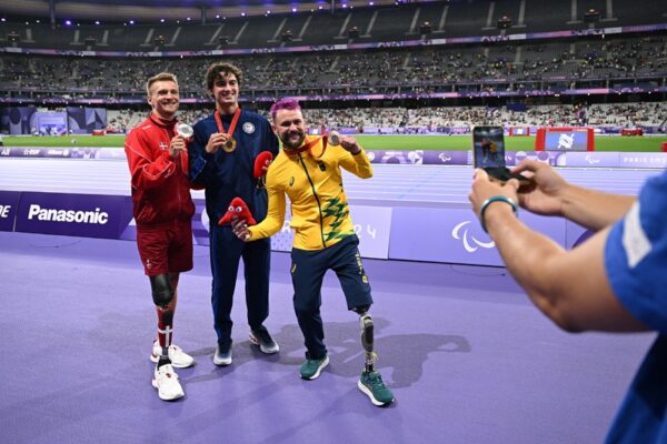 Atleta paralímpico venezolano lució su medalla de oro en selfies captadas con su Galaxy Z Flip6 Olympic Edition
