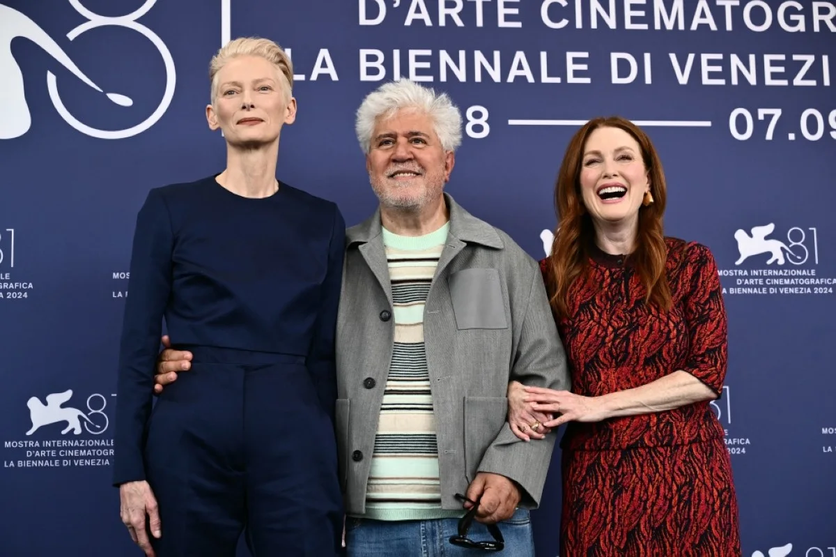 Almodóvar regresa a Venecia con las estrellas Julianne Moore y Tilda Swinton