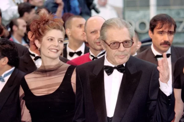 La leyenda del cine italiano Mastroianni se exhibe en Venecia y causa sensación a través de las fotografías