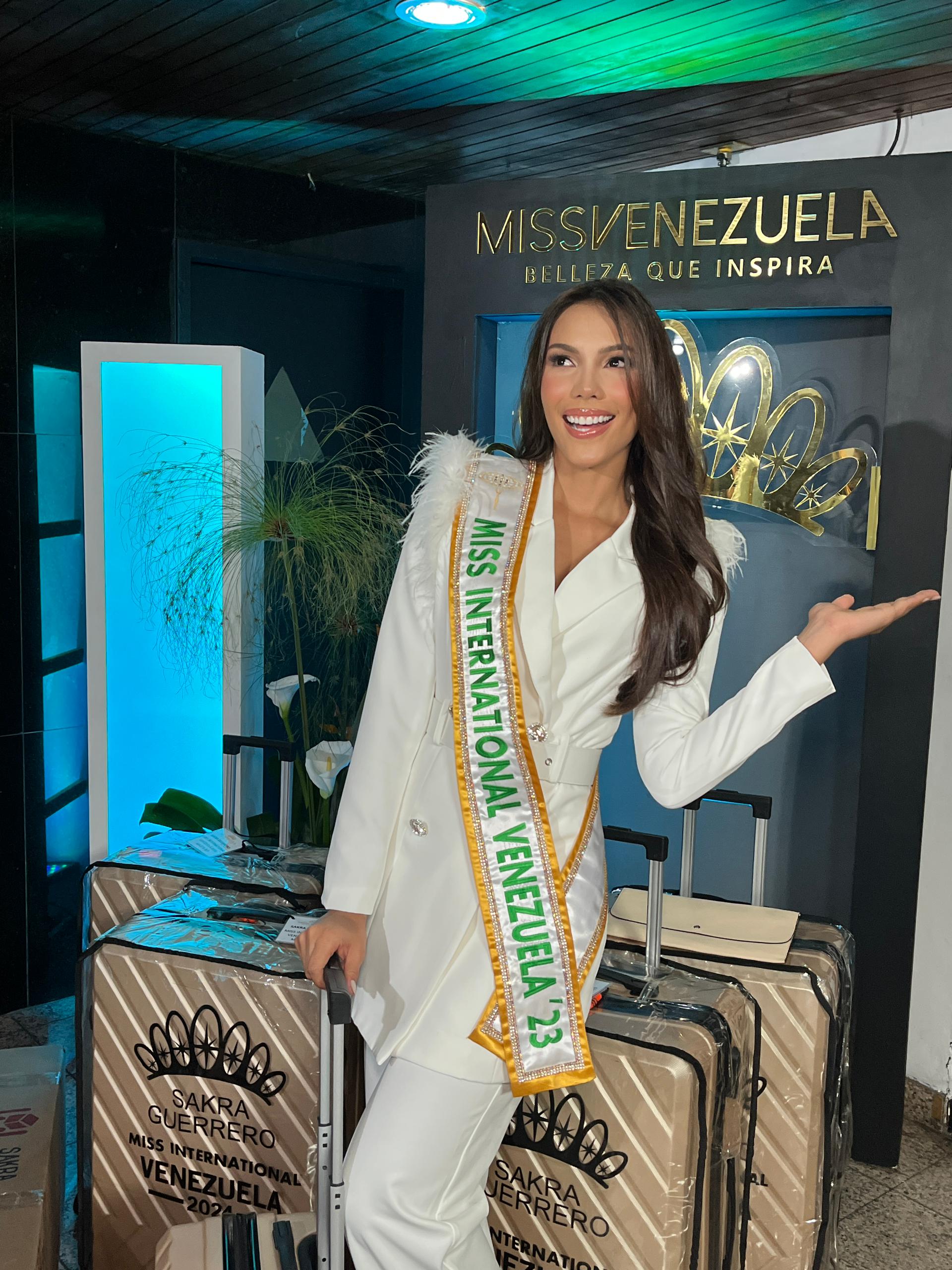 Sakra Guerrero, Miss International Venezuela 2023, parte a Japón con la bandera de salud y bienestar
