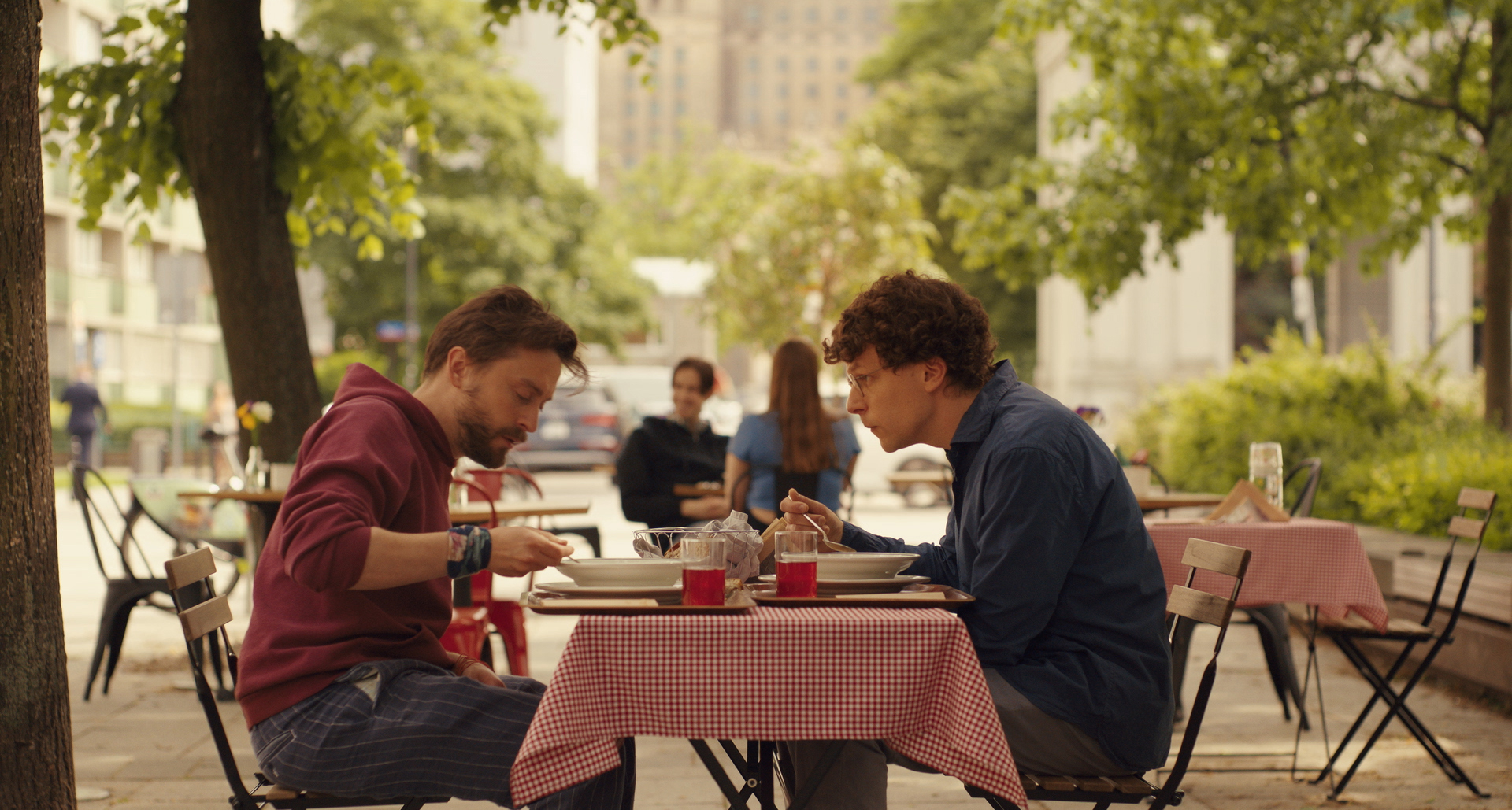 Un Dolor Real estrena hoy en cines de toda Venezuela La película de Searchlight Pictures escrita y dirigida por Jesse Eisenberg está nominada a dos Premios Oscar®
