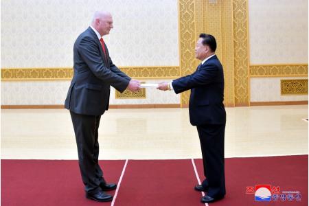 Choe Ryong Hae recibe cartas credenciales de nuevo embajador suizo en Pyongyang