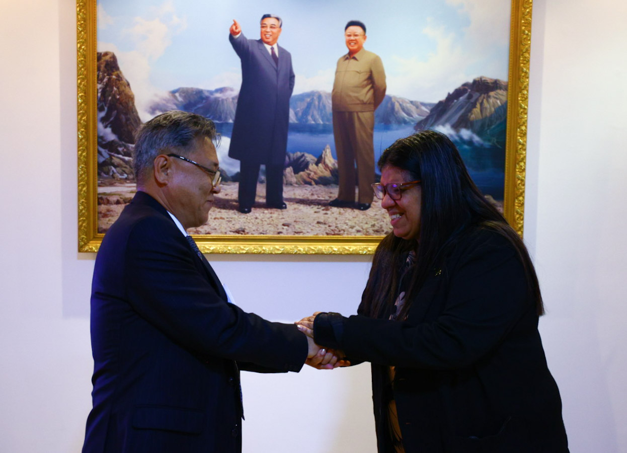Se conmemora en Venezuela el 83° aniversario del natalicio de Kim Jong Il