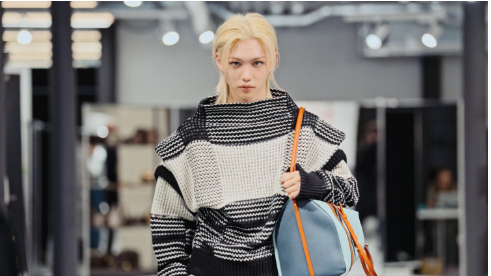 Backstage Pass Desfile femenino Otoño-Invierno 2025 – París, 10 de marzo de 2025 Disponible en YouTube desde hoy,30 de marzo